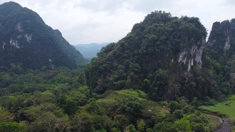 Eine-Rotierende-Drohnenaufnahme-Aus-Der-Luft-Des-Dschungels-Und-Der-Felsformationen-Des-Khao-Sok-Nationalparks-In-Thailand-In-Südostasien