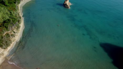 Korfu-insel-Luftaufnahme-Der-Küste-Mit-Kiefernwald-Und-Atemberaubendem-Einsamen-Weißen-Strand