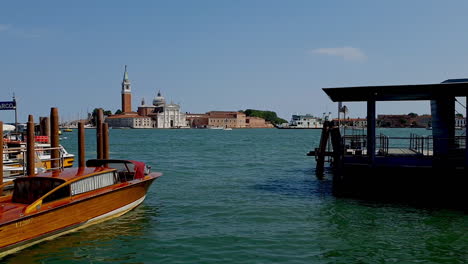 Venice_maritime_landscape_boats_slo_mo_boat_passing_from_l_to_r,-Hd,-30-Fotogramas-Por-Segundo,-Durante-El-Día,-5-Segundos