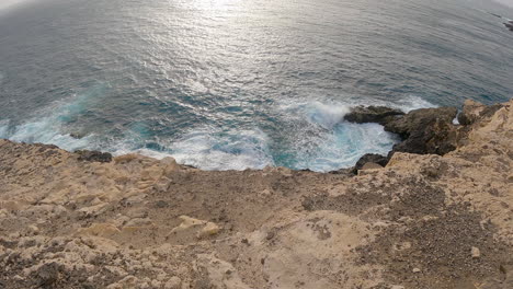 Plätschernde-Wellen-An-Der-Felsigen-Küste-Der-Insel-Fuerteventura,-Kanarische-Inseln,-Spanien
