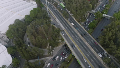 Rotating-aerial-side-to-side-footage-of-a-bridge-of-traffic-in-Guatemala-City,-Guatemala