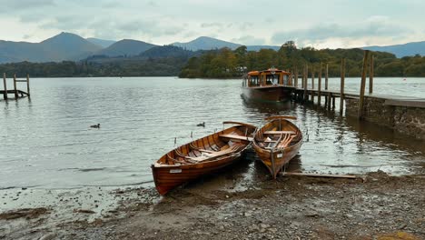 Rowing-boat-and-jetty-on-the-shore-of-Derwentwater,-Keswick-town,-Lake-District-National-Park,-Cumbria,-England