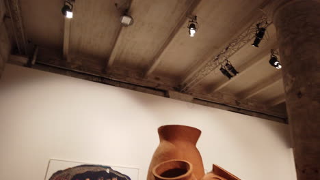 Venedig,-Biennale,-2022,-Terrakotta-Skulptur,-Arsenale,-4-K,-59,94-Bilder-Pro-Sekunde,-7-Sekunden