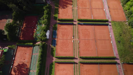 Luftdrohne-über-Riesigen-Tennisplätzen.-Rote-Sandplätze.-Polen.-Luxus