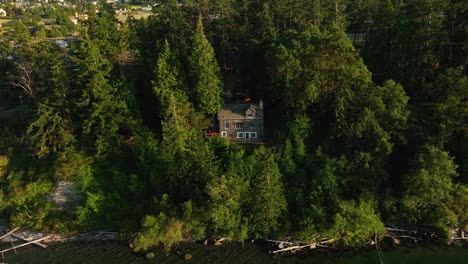 Luftaufnahme-Eines-Einsamen-Hauses-An-Der-Küste-Von-Coupeville-Mit-Blick-Auf-Penn-Cove