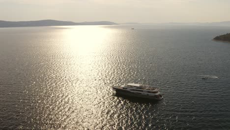 Yacht-Im-Meer,-Insel-Und-Küste-Im-Hintergrund