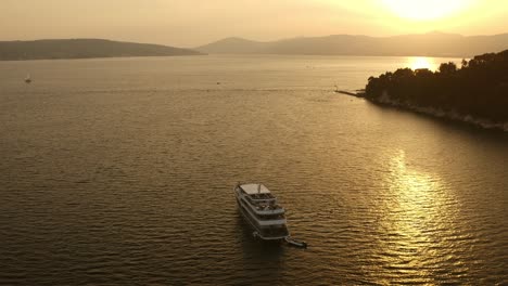 Yacht-Im-Meer,-In-Der-Natur-Und-Im-Sonnenuntergang