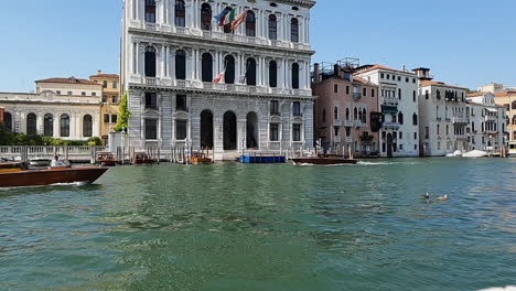 -Venice_Gran_Canal_slomo_boat_passing-_by_a_building_V2_
Frame-rate:-30