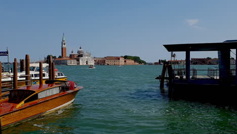 Venecia,-Paisaje-Marítimo,-Barcos,-Cámara-Lenta,-Barco-Pasando-De-Izquierda-A-Derecha-A-Derecha,-Velocidad-De-Fotogramas:-30,00-Duración:-00-1