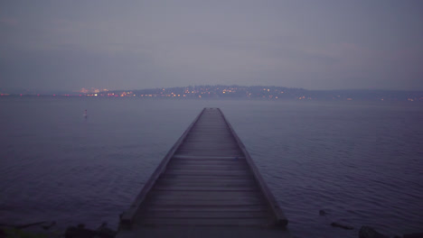 Empty-Dock-on-Lake-Washington-in-Seattle-during-a-foggy-night