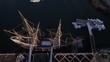 Luftaufnahme,-Die-über-Das-Angedockte-Schiff-Mayflower-Ii-Kippt,-Sonnenuntergang-In-Plymouth,-Usa