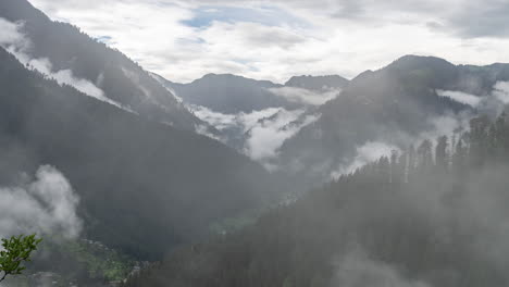 Zeitraffer-Von-Nebel-In-Den-Bergen