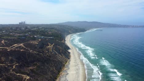 Aerial,-panorama-of-San-Diego-ocean-coast-from-Torrey-Pines