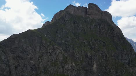 Cima-De-Una-Montaña-Rocosa-En-Los-Alpes-Suizos-En-El-Cantón-De-Obwalden,-Engelberg,-Cielo-Nublado