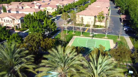 Pools-Im-Resortstil-Und-Freizeiteinrichtungen-In-Stonegate-Village,-Einem-Sehr-Begehrten-Viertel-In-Orange-County,-Kalifornien