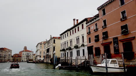 Venedig-Gran-Canal-Von-Einem-Bootsgebäude-Zeitlupe-4-K,-59,94-Bilder-Pro-Sekunde,-Tagsüber,-23-Sekunden