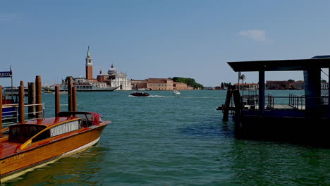 Venedig,-Maritime-Landschaft,-Boote,-Zeitlupe,-Boot-Fährt-Von-Links-Nach-Rechts-Nach-Rechts,-Framerate:-30