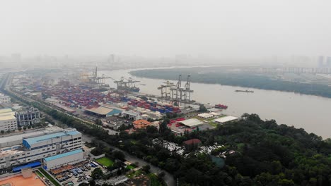 Containerterminal-Mit-Dickem-Smog,-Der-über-Ho-Chi-Minh-Stadt-Hängt