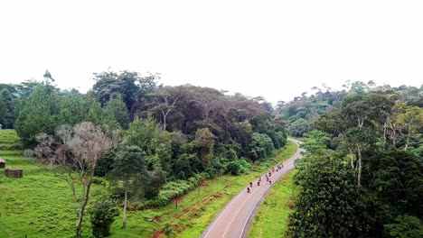 Fahrer-Auf-Einem-Motorradreiseabenteuer-Auf-Bergen-Rund-Um-Chogoria,-Kenia-In-Afrika