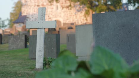 Holzkreuz-Auf-Einem-Friedhof.-Religion