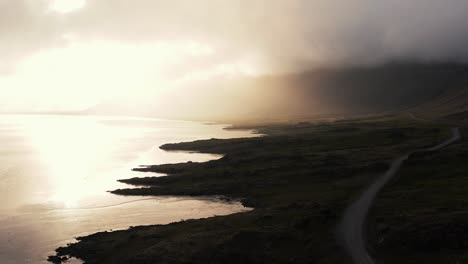 Silhouette-Der-Küstenumgebung-In-Island-Mit-Strahlendem-Sonnenschein-Zwischen-Wolken