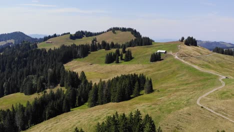 Panorama-Idílico-De-Pastos-De-Montaña-En-Los-Alpes-Suizos,-Vista-Aérea-De-Drones