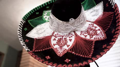 Sombrero-Tradicional-Mexicano-Con-Sus-Colores-Tradicionales,-Verde,-Blanco-Y-Rojo