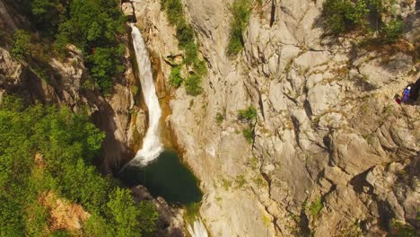 Wasserfall-Und-Fluss,-Grüne-Natur-Und-Felsen