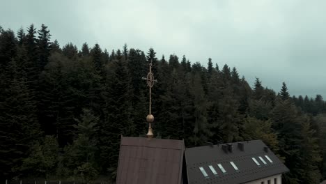 Kirchenkreuz-Auf-Der-Alten-Holzkirche-1