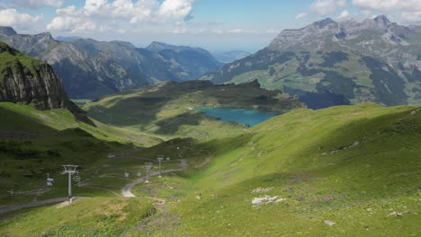Drone-Push-In-Luftaufnahme:-Atemberaubende-Landschaft-In-Den-Schweizer-Alpen,-Grüne-Wiesen-Und-Glitzernder-Blauer-Wassersee,-Obwalden