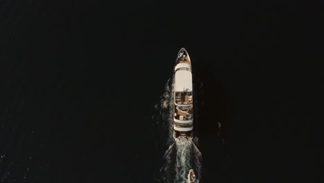 Yachtsegeln-Im-Meer,-Sonnenuntergang
