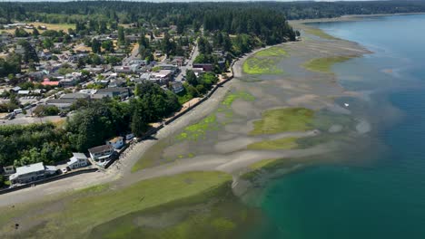 Rising-aerial-view-of-what-low-tide-looks-like-in-the-city-of-Langley,-Washington