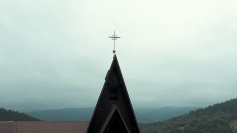 Cruz-De-La-Iglesia-En-La-Parte-Superior-De-La-Antigua-Iglesia-De-Madera