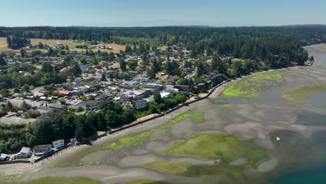 Wide-drone-shot-of-the-town-of-Langley,-WA-at-low-tide