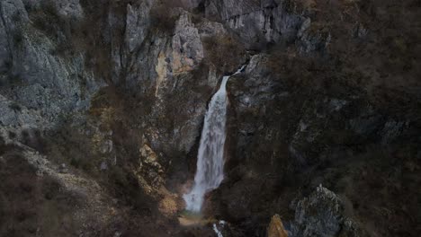 Wasserfall,-Der-In-Felsige-Klippen-Des-Berges-Fließt