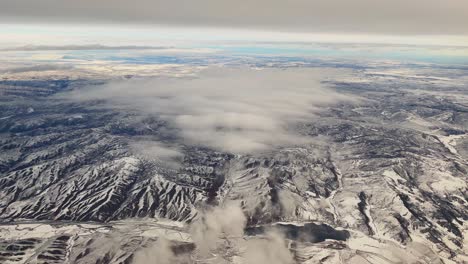 über-Den-Wolken-Mit-Blick-Auf-Die-Schneebedeckten-Utah-berge