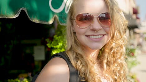 Mädchen-Passt-Sonnenbrille-An-Und-Lächelt-In-Die-Kamera-In-Der-Stadt