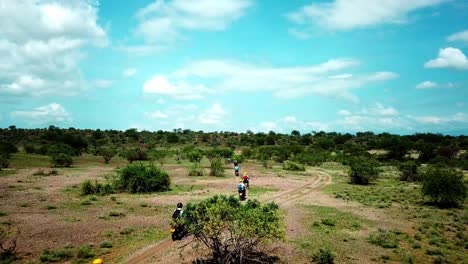 Jinetes-En-Sus-Motocicletas-Cerca-Del-Parque-Nacional-Masai-Mara-En-Kenia---Disparo-De-Drones