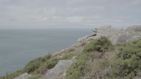 Küstenklippe-Zeitlupe-Blick-Auf-Das-Meer-Mit-Himmel-Und-Wolken-North-Devon-Bristol-Channel-UK