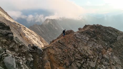Excursionista-Masculino-Caminando-Por-Un-Sendero-Alpino-En-Los-Alpes-Italianos-Y-Desapareciendo-En-La-Niebla