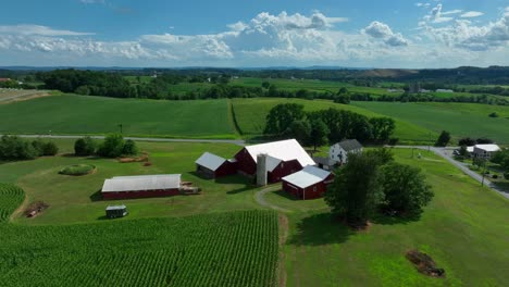 Rural-American-barn-and-family-farm