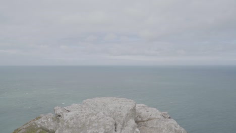 Küstenklippe-Bewegt-Sich-In-Richtung-Kante-Zeitlupenansicht-Des-Meeres-Mit-Himmel-Und-Wolken-North-Devon-Bristol-Channel-UK