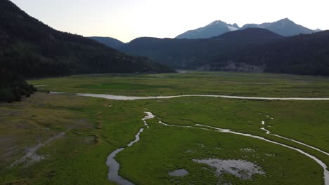 Bergtallandschaft-Dolly-Aufnahme-Des-Soo-Flusses-Bei-Sonnenuntergang-Luftdrohne-4k