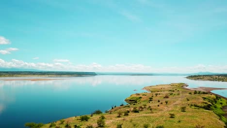 Hombre-Masai-Sentado-Con-Vistas-Al-Paisaje-Del-Lago-Magadi-En-Kenia---Toma-Aérea-De-Drones