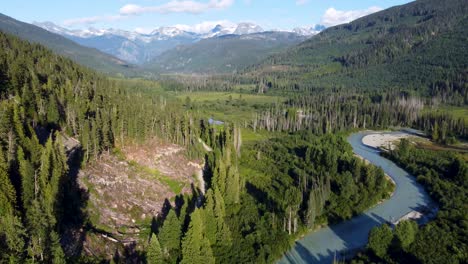 Luftdrohne-Der-Berglandschaft,-Die-Nach-Oben-Schwenkt,-Um-Kiefern-Des-Soo-Flusses-Kanada-4k-Zu-Zeigen