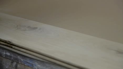 Handschliff-Glättet-Holz-Und-Prüft-Die-Qualität