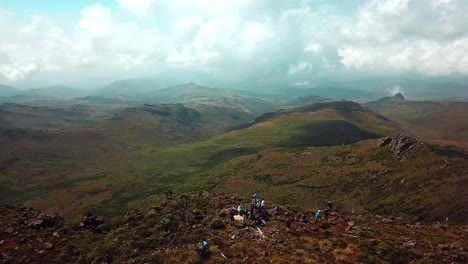 Gruppe-Von-Wanderern-Auf-Dem-Bluff-Peak,-Die-Während-Der-Wanderung-Zum-Mount-Elgon-An-Der-Grenze-Zwischen-Uganda-Und-Kenia-In-Afrika-Einen-überblick-über-Die-Natur-Bewundern