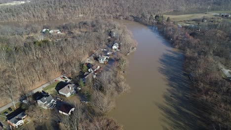 Vista-Aérea-De-Arriba-Hacia-Abajo-Del-Barrio-Residencial-Americano-En-Kentucky-Después-De-Que-El-Río-Inundara-Las-Casas