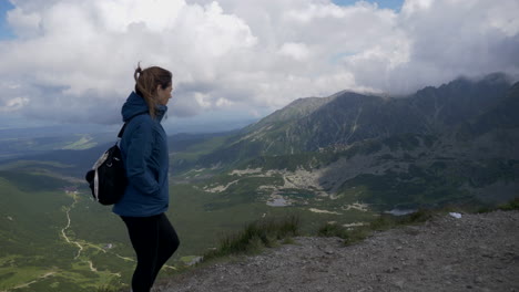 Schöne-Aufnahme-Eines-Mädchens,-Das-Die-Landschaft-Der-Tatra-Mit-Ihren-Wunderschönen-Seen-Genießt-1