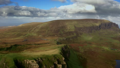 Luftaufnahme-Der-Unberührten-Landschaft,-Der-Isle-Of-Skye-Schottland,-Uk,-Hügel-Und-Grasland-über-Dem-Landschaftssee-Am-Sunnu-tag
